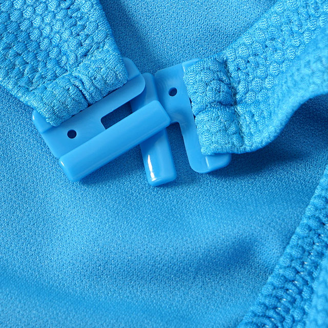 Ba&ntilde;ador de mujer de una pieza de tejido texturizado en poli&eacute;ster reciclado y estampado degradado